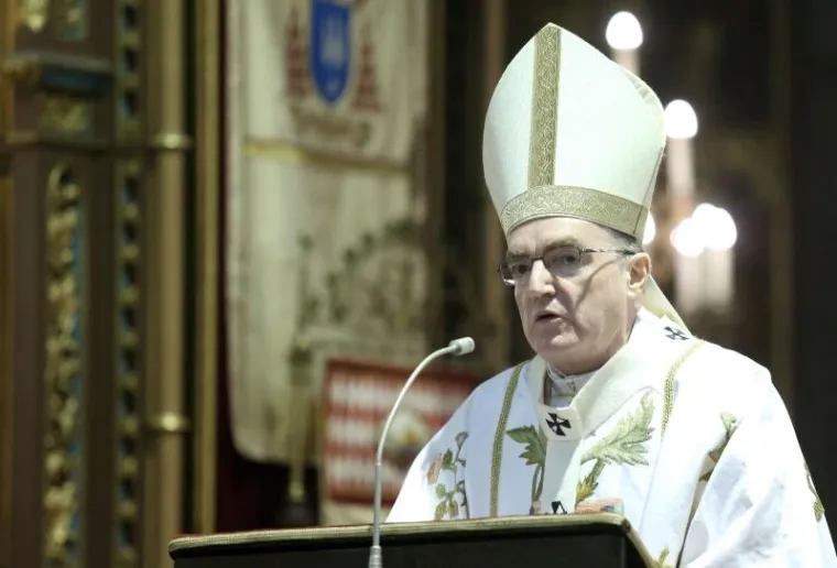 Danas se radujemo, istaknuo je Bozanić i podsjetio da je ta "radost nikla nakon najveće žrtve podnesene u povijesti čovječanstva, jer njega koji je svijetom pro&scaron;ao čineći samo dobro 'smako&scaron;e, objesiv&scaron;i ga na drvo'".