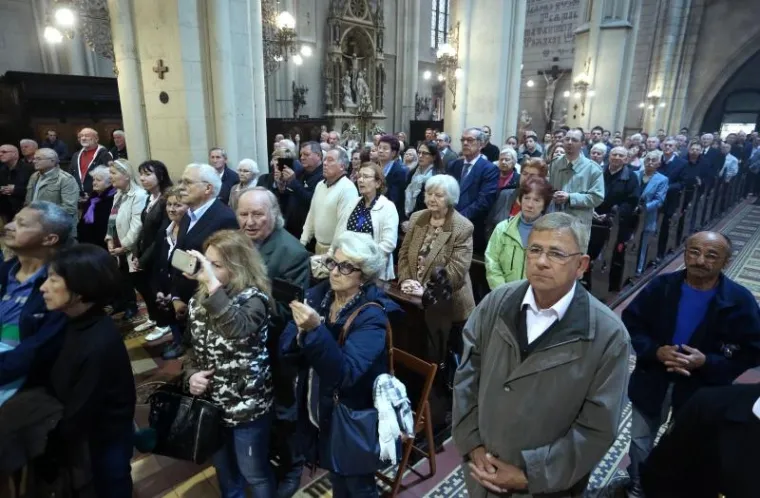Okupljeni na uskrsnoj misi u zagrebačkoj katedrali.