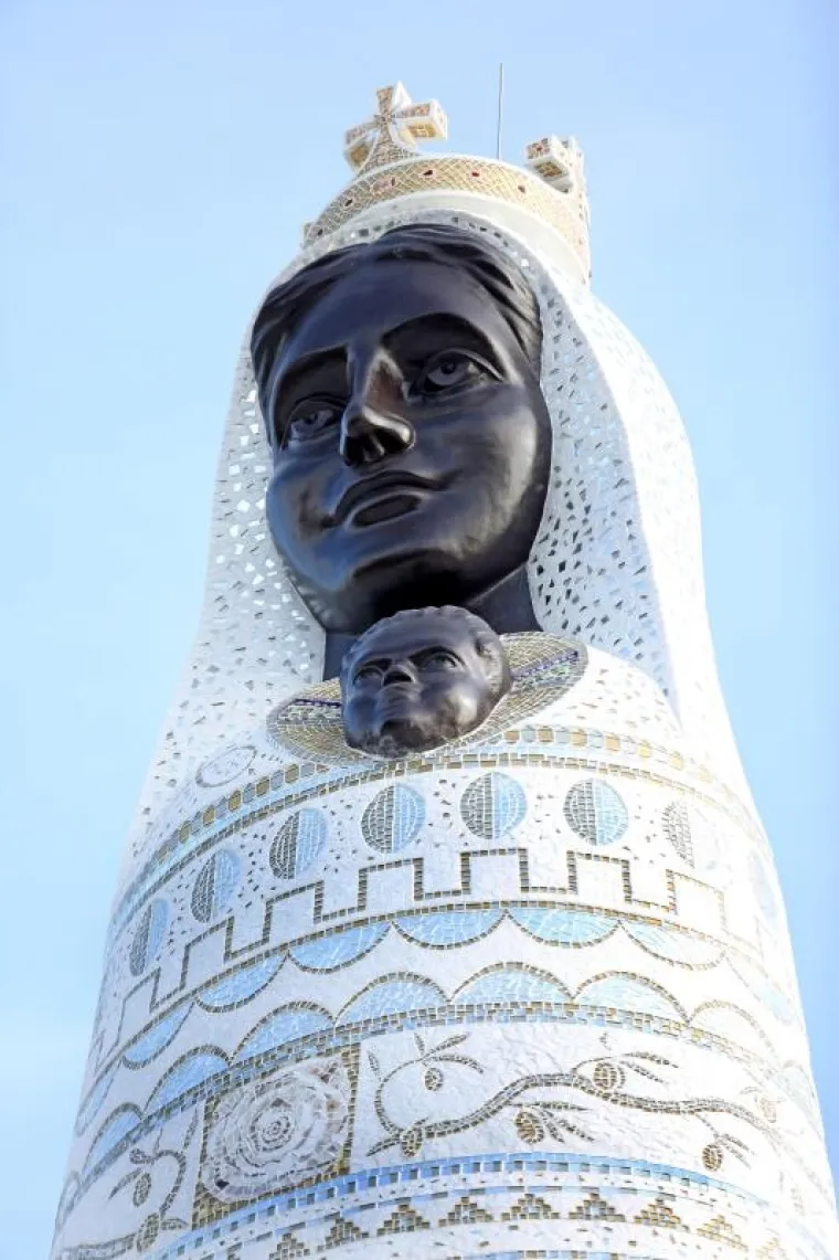 Spomenik Gospi od Loreta, 17 je metara visok kip koji će biti postavljen i početkom svibnja svečano otkriven na brdu Gaj iznad Primoštena.