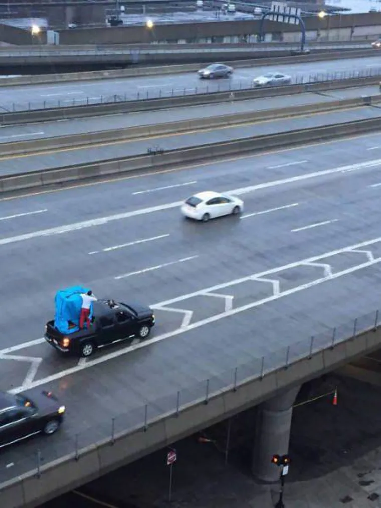 Ljudi su ponekad toliko zaposleni da ne stignu niti razmi&scaron;ljati o sigurnosti, no to može imati kobne posljedice. Neke od takvih ljudi okupili smo u galeriji pa pogledajte kakvim se sve rizicima izlažu samo zato &scaron;to im je praktičnije. I nikako ne slijedite njihov primjer...