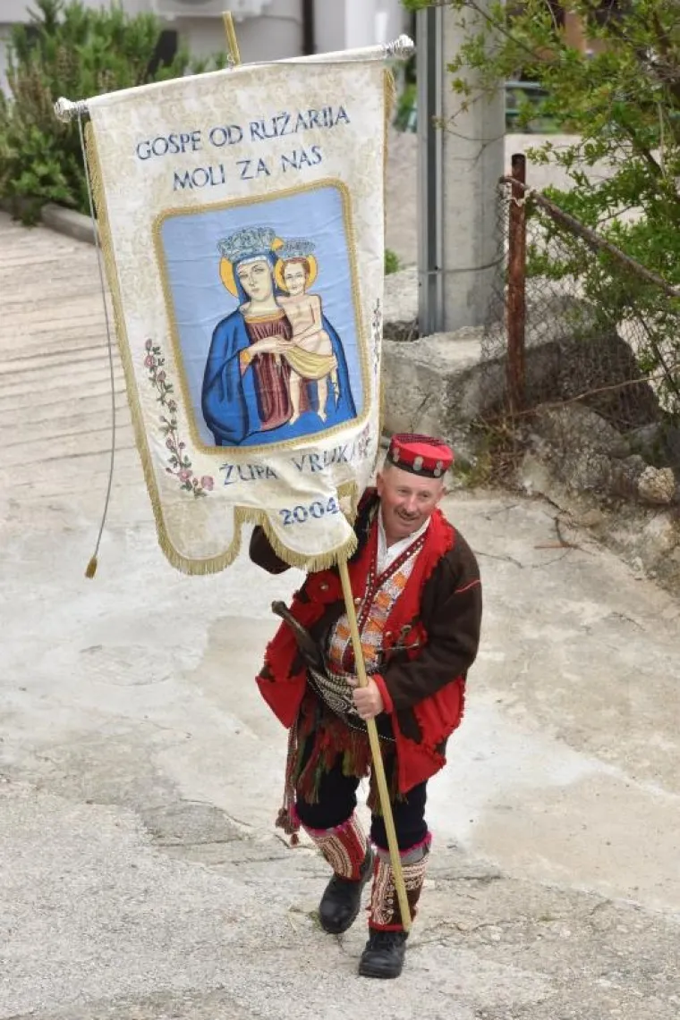 ČUVARI KRISTOVA GROBA: Pogledajte kako je danas bilo na Festivalu žudija u Kominu