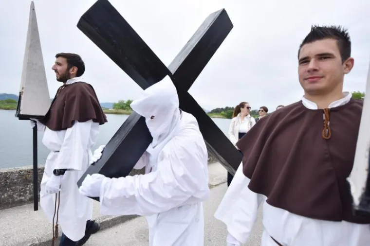 ČUVARI KRISTOVA GROBA: Pogledajte kako je danas bilo na Festivalu žudija u Kominu