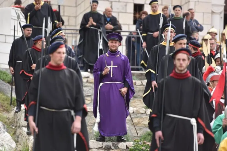 ČUVARI KRISTOVA GROBA: Pogledajte kako je danas bilo na Festivalu žudija u Kominu