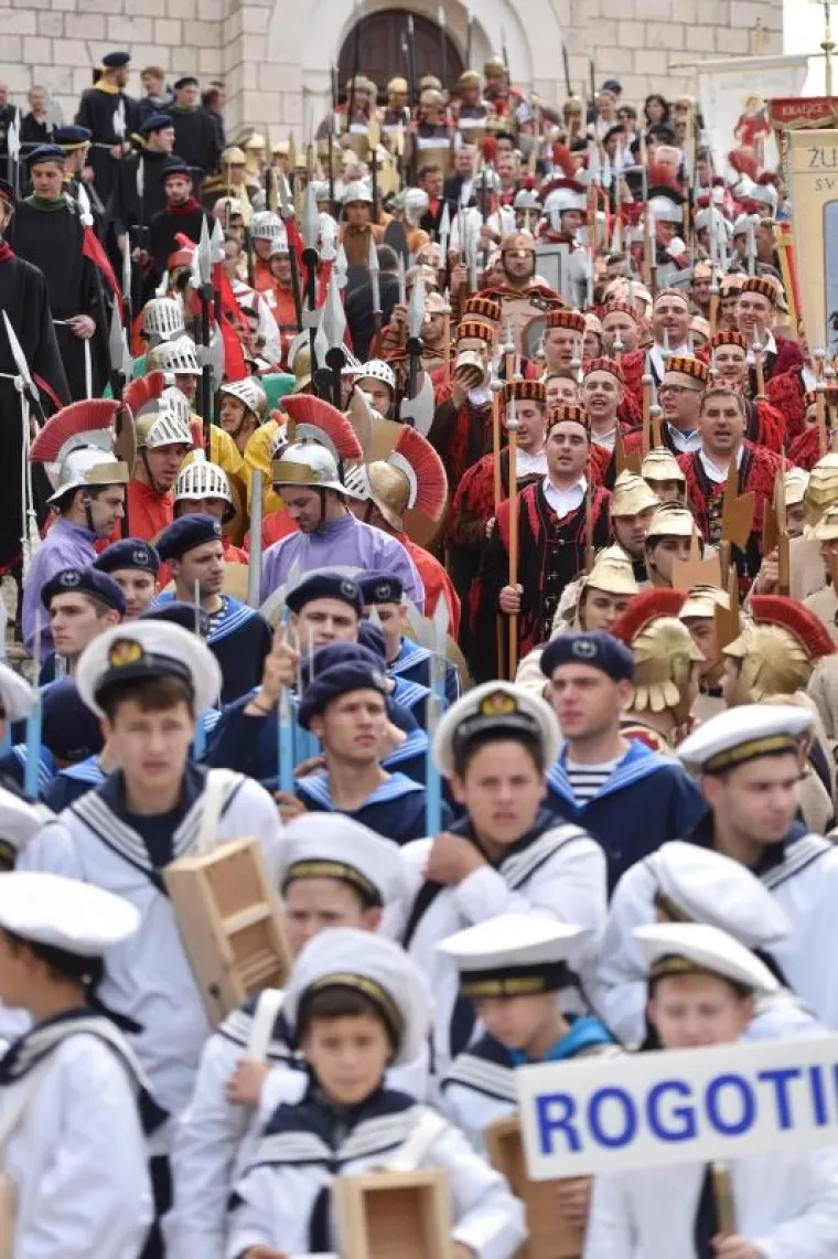 ČUVARI KRISTOVA GROBA: Pogledajte kako je danas bilo na Festivalu žudija u Kominu