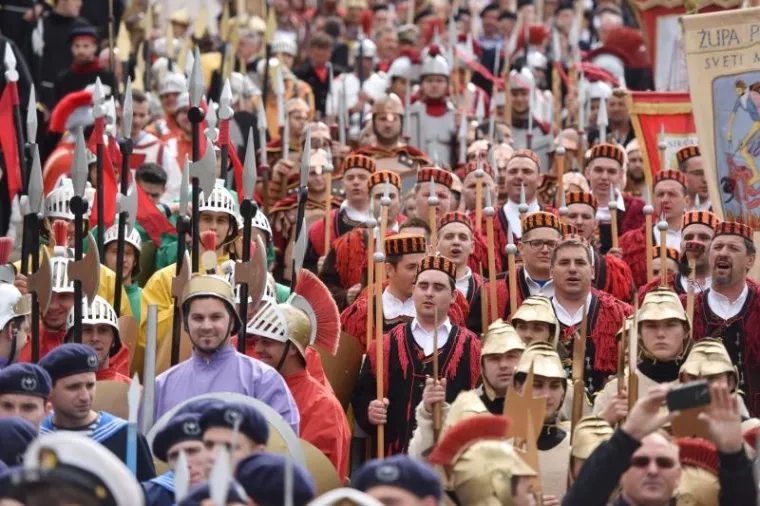 ČUVARI KRISTOVA GROBA: Pogledajte kako je danas bilo na Festivalu žudija u Kominu