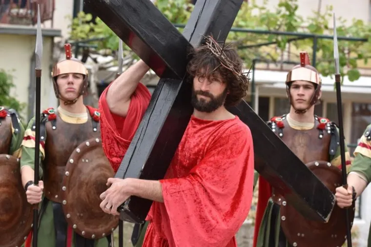 ČUVARI KRISTOVA GROBA: Pogledajte kako je danas bilo na Festivalu žudija u Kominu