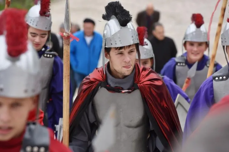 ČUVARI KRISTOVA GROBA: Pogledajte kako je danas bilo na Festivalu žudija u Kominu