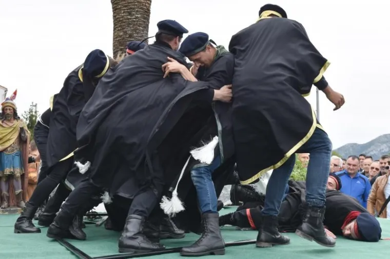 ČUVARI KRISTOVA GROBA: Pogledajte kako je danas bilo na Festivalu žudija u Kominu