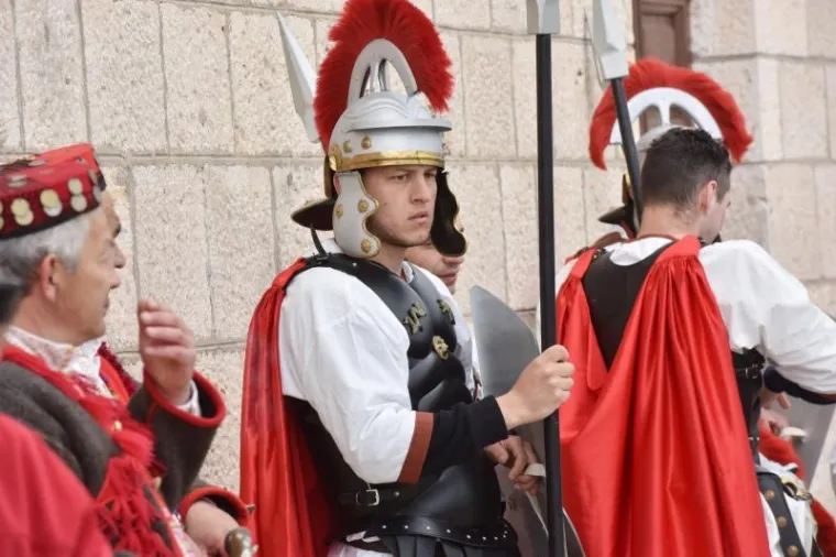 ČUVARI KRISTOVA GROBA: Pogledajte kako je danas bilo na Festivalu žudija u Kominu