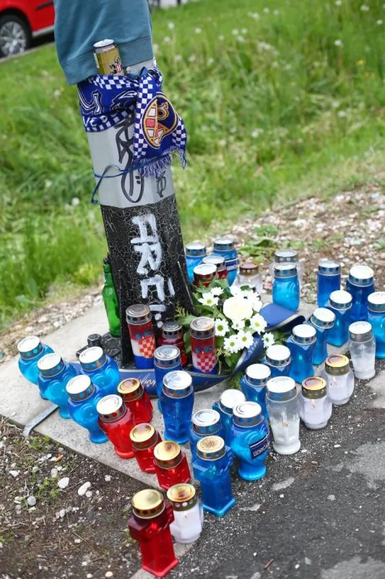 Svijeće i cvijeće na Aveniji V. Holjevca gdje je nađen te&scaron;ko ozlijeđeni mladić