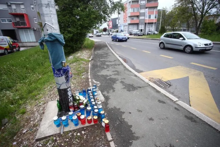 Svijeće i cvijeće na Aveniji V. Holjevca gdje je nađen te&scaron;ko ozlijeđeni mladić