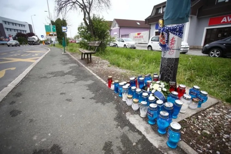 Svijeće i cvijeće na Aveniji V. Holjevca gdje je nađen te&scaron;ko ozlijeđeni mladić