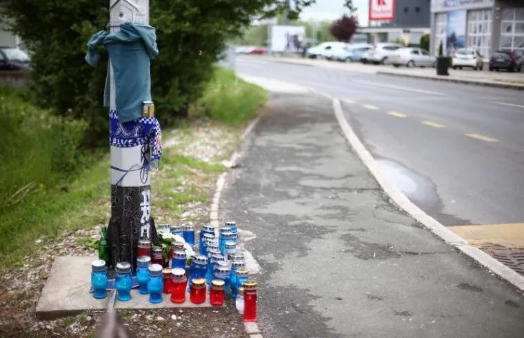 Svijeće i cvijeće na Aveniji V. Holjevca gdje je nađen te&scaron;ko ozlijeđeni mladić