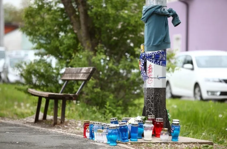 Svijeće i cvijeće na Aveniji V. Holjevca gdje je nađen te&scaron;ko ozlijeđeni mladić