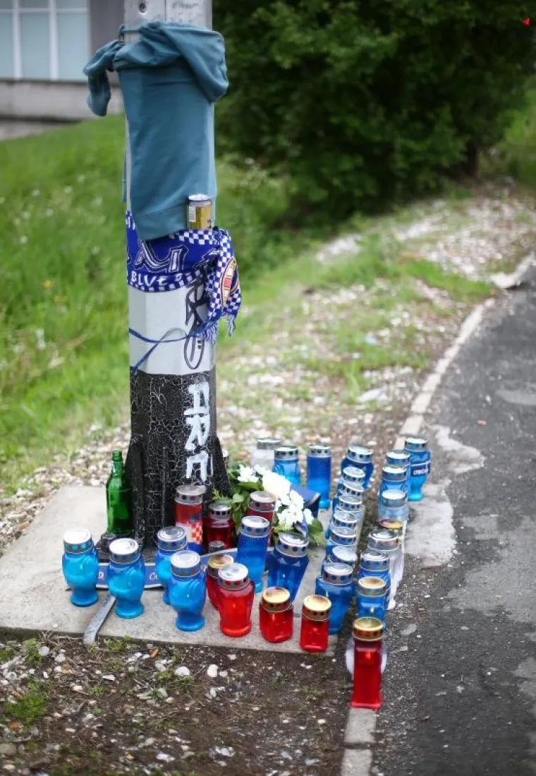 Svijeće i cvijeće na Aveniji V. Holjevca gdje je nađen te&scaron;ko ozlijeđeni mladić