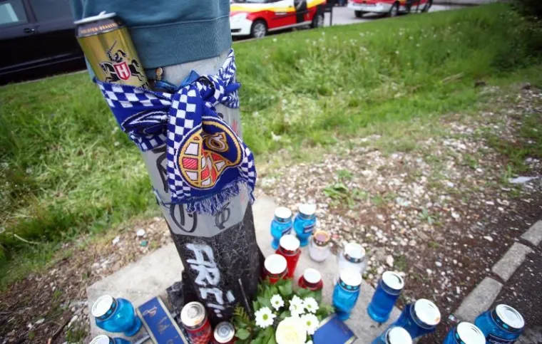 Svijeće i cvijeće na Aveniji V. Holjevca gdje je nađen te&scaron;ko ozlijeđeni mladić