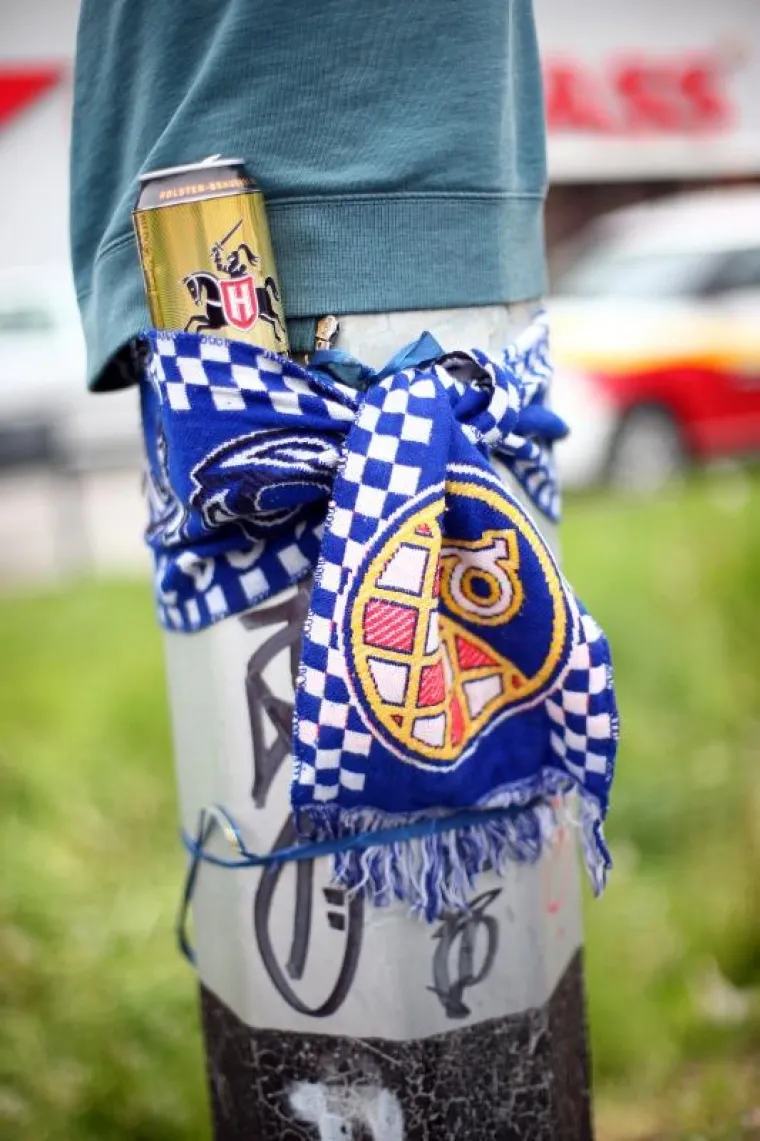 Svijeće i cvijeće na Aveniji V. Holjevca gdje je nađen te&scaron;ko ozlijeđeni mladić