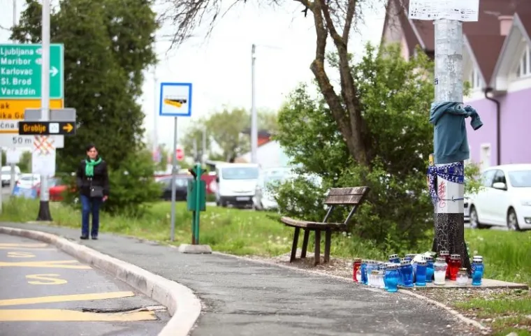 Svijeće i cvijeće na Aveniji V. Holjevca gdje je nađen te&scaron;ko ozlijeđeni mladić