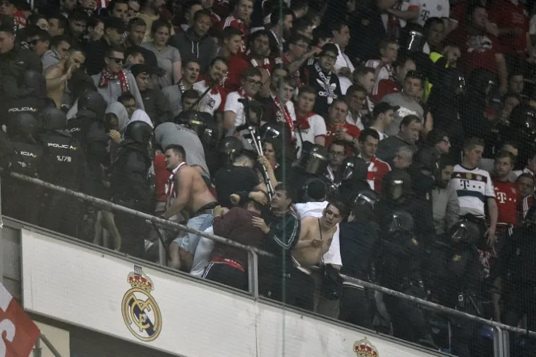 POLICIJA PENDRECIMA UDARALA NAVIJAČE: Neredi na utakmici Lige prvaka između Reala i Bayerna