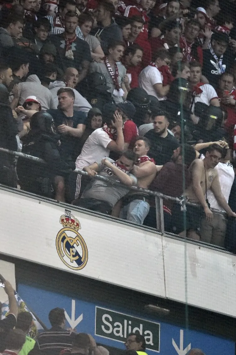 POLICIJA PENDRECIMA UDARALA NAVIJAČE: Neredi na utakmici Lige prvaka između Reala i Bayerna