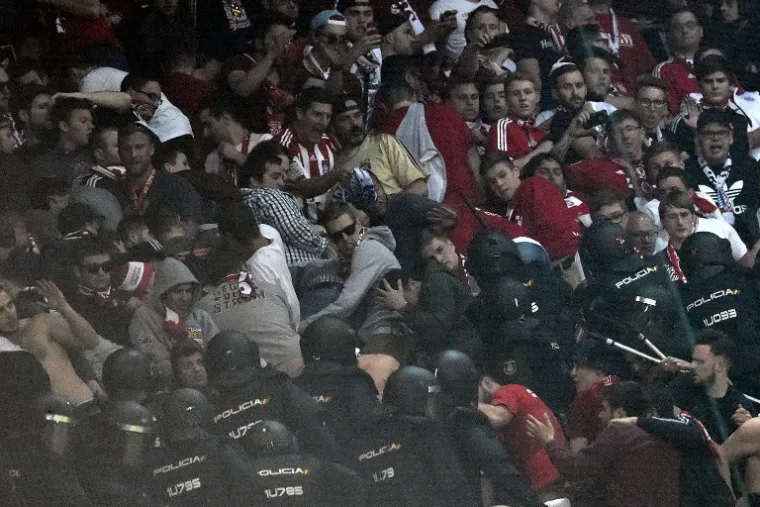 POLICIJA PENDRECIMA UDARALA NAVIJAČE: Neredi na utakmici Lige prvaka između Reala i Bayerna