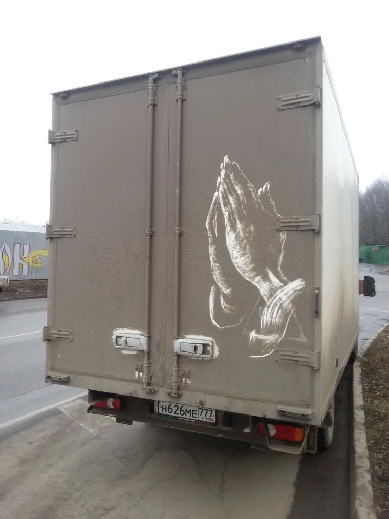 NAJKREATIVNIJI 'OPERI ME' IKAD: Prljave kamione pretvara u remek-djela