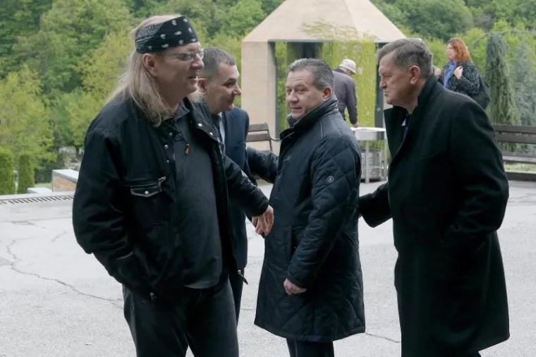 SPORTSKA HRVATSKA SE OPROSTILA OD TOMISLAVA ŽIDAKA: Niz poznatih lica na pokopu slavnog novinara