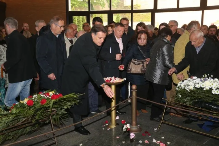 Obitelj, prijatelji, novinari, sporta&scaron;i i sportski djelatnici oprostili su se u utorak na Mirogoju od istaknutog sportskog novinara, urednika i kolumnista Sportskih novosti i Jutarnjeg lista Tomislava Židaka koji je umro u 65. godini.