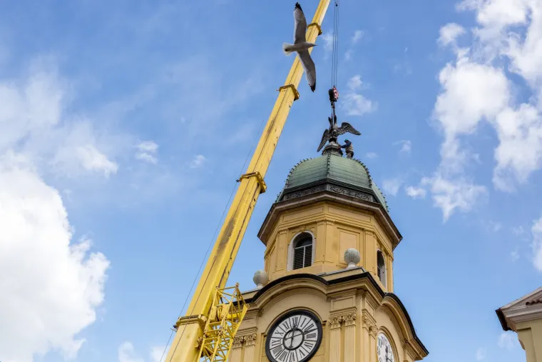 Postavljanje skulpture dvoglavog orla na vrh gradske ure na Korzu u Rijeci