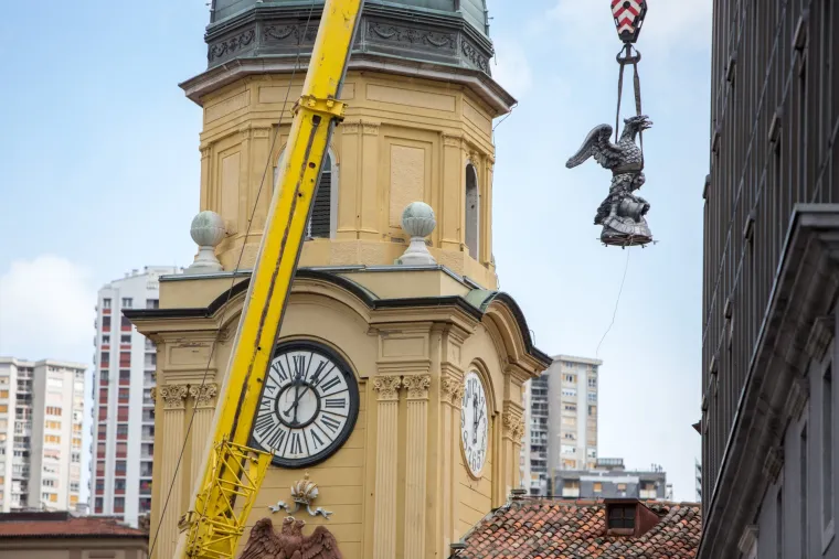 Postavljanje skulpture dvoglavog orla na vrh gradske ure na Korzu u Rijeci