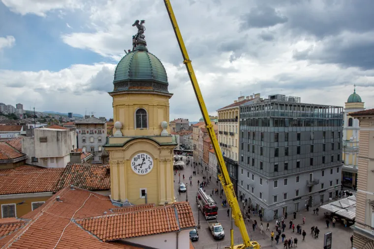 Postavljanje skulpture dvoglavog orla na vrh gradske ure na Korzu u Rijeci