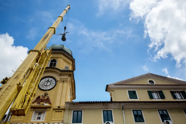 Postavljanje skulpture dvoglavog orla na vrh gradske ure na Korzu u Rijeci