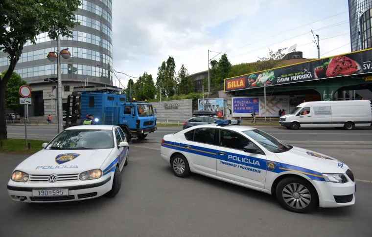 Kamion potrgao tramvajske vodove u Savskoj ulici