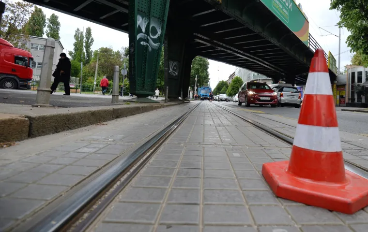 Kamion potrgao tramvajske vodove u Savskoj ulici