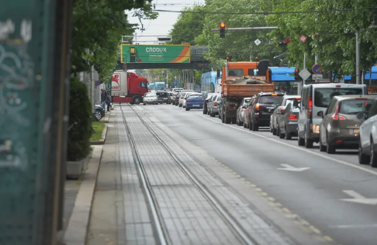 Kamion potrgao tramvajske vodove u Savskoj ulici