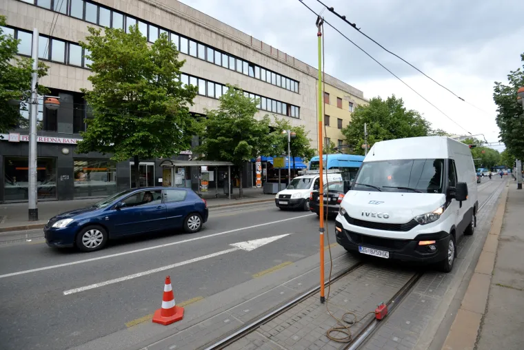 Kamion potrgao tramvajske vodove u Savskoj ulici
