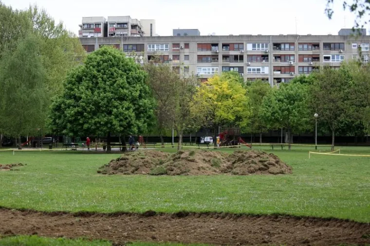 U parku Trnjanska Savica travnata površina priprema se za uređenje