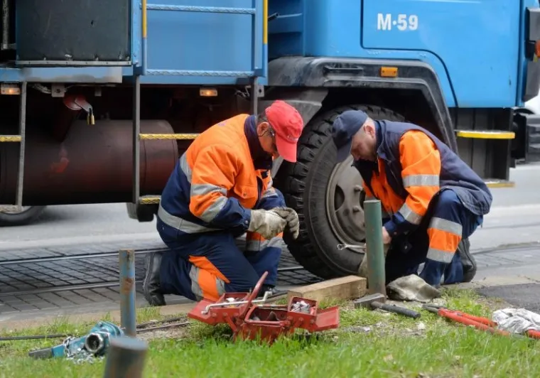 OBUSTAVLJEN TRAMVAJSKI PROMET: Kamionom potrgao žice te prouzročio prometni kolaps u centru Zagreba
