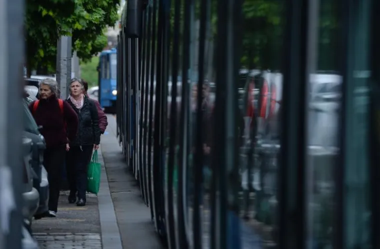 OBUSTAVLJEN TRAMVAJSKI PROMET: Kamionom potrgao žice te prouzročio prometni kolaps u centru Zagreba