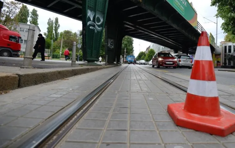 OBUSTAVLJEN TRAMVAJSKI PROMET: Kamionom potrgao žice te prouzročio prometni kolaps u centru Zagreba