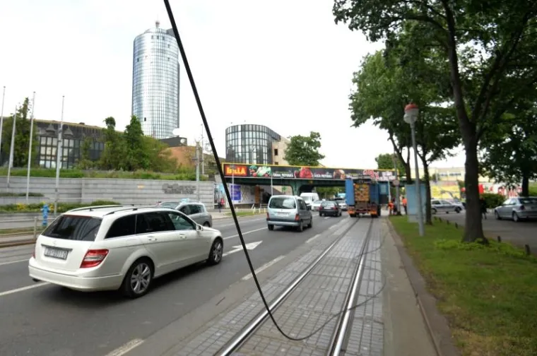 OBUSTAVLJEN TRAMVAJSKI PROMET: Kamionom potrgao žice te prouzročio prometni kolaps u centru Zagreba