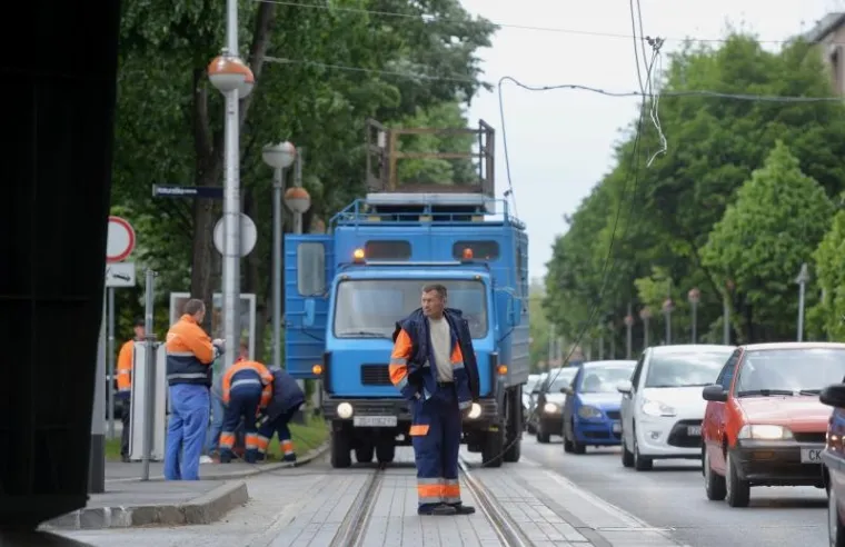 OBUSTAVLJEN TRAMVAJSKI PROMET: Kamionom potrgao žice te prouzročio prometni kolaps u centru Zagreba