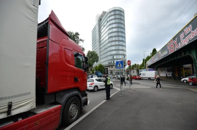 OBUSTAVLJEN TRAMVAJSKI PROMET: Kamionom potrgao žice te prouzročio prometni kolaps u centru Zagreba