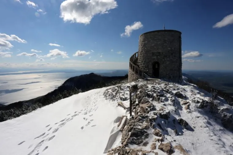 Snijeg na vrhu planine Učka i panoramski pogled na Primorje i Istru sa snijegom prekrivenog vrha Vojak.