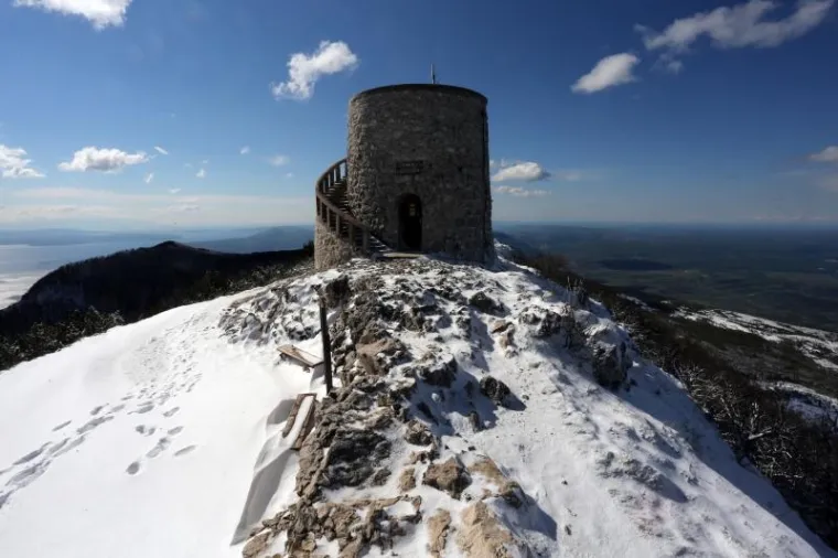 ZIMSKA IDILA NA UČKI: Snježni prekrivač prekrio vrh planine s koje se prostire pogled na Primorje i Istru