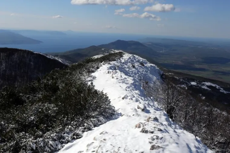 ZIMSKA IDILA NA UČKI: Snježni prekrivač prekrio vrh planine s koje se prostire pogled na Primorje i Istru