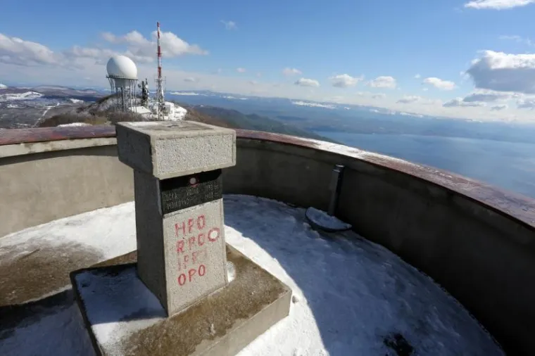 ZIMSKA IDILA NA UČKI: Snježni prekrivač prekrio vrh planine s koje se prostire pogled na Primorje i Istru