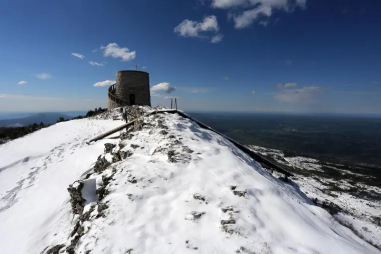 ZIMSKA IDILA NA UČKI: Snježni prekrivač prekrio vrh planine s koje se prostire pogled na Primorje i Istru