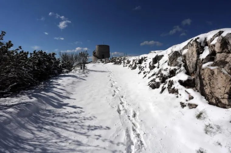 ZIMSKA IDILA NA UČKI: Snježni prekrivač prekrio vrh planine s koje se prostire pogled na Primorje i Istru