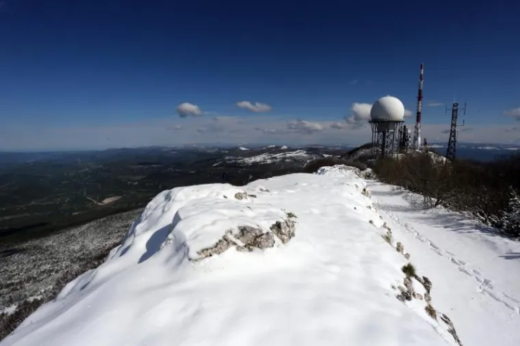 ZIMSKA IDILA NA UČKI: Snježni prekrivač prekrio vrh planine s koje se prostire pogled na Primorje i Istru